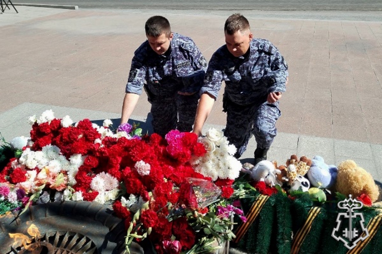  В Краноярском крае сотрудники Росгвардии почтили память детей, ставших жертвами войны в Донбассе 