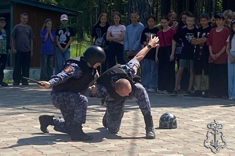 Назаровские росгвардейцы провели акцию «Каникулы с Росгвардией» в детском лагере «Спутник»