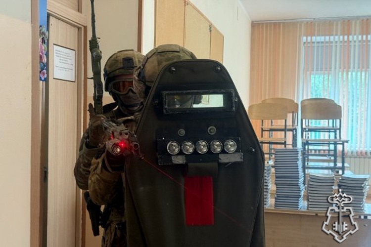 В Красноярске Сотрудники Росгвардии провели учебную тренировку при осложнении обстановки в образовательном учреждении 
