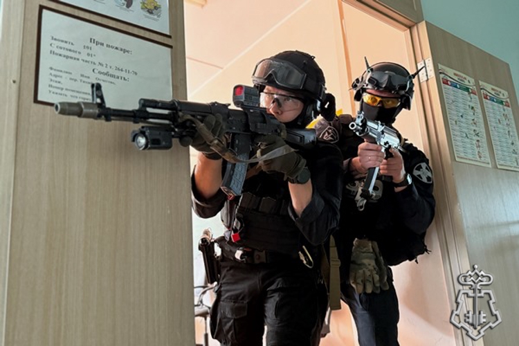 В Красноярске Сотрудники Росгвардии провели учебную тренировку при осложнении обстановки в образовательном учреждении
