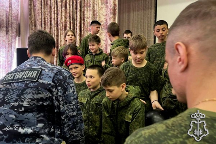  "Каникулы с Росгвардией": Росгвардейцы провели урок мужества для юных Норильчан
