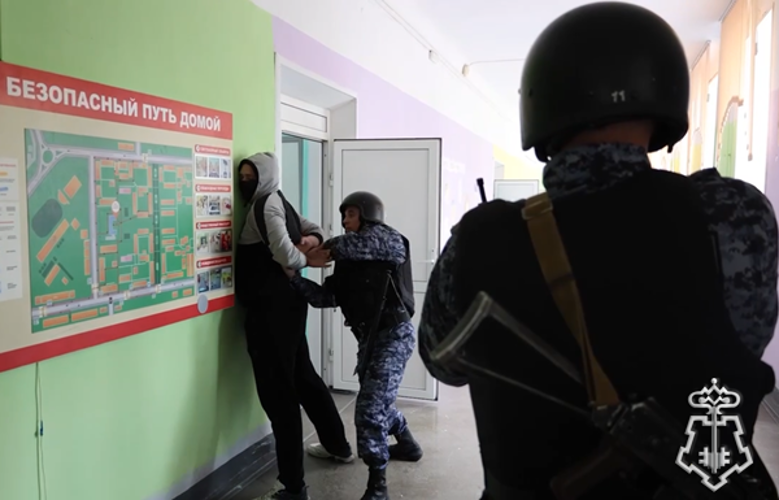 В Ачинске Росгвардия приняла участие в учениях на объекте образования