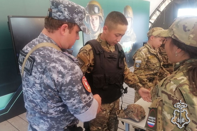 Росгвардейцы провели профориентиционный урок с юными емельяновцами