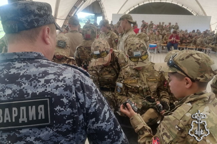 Росгвардейцы провели профориентиционный урок с юными емельяновцами