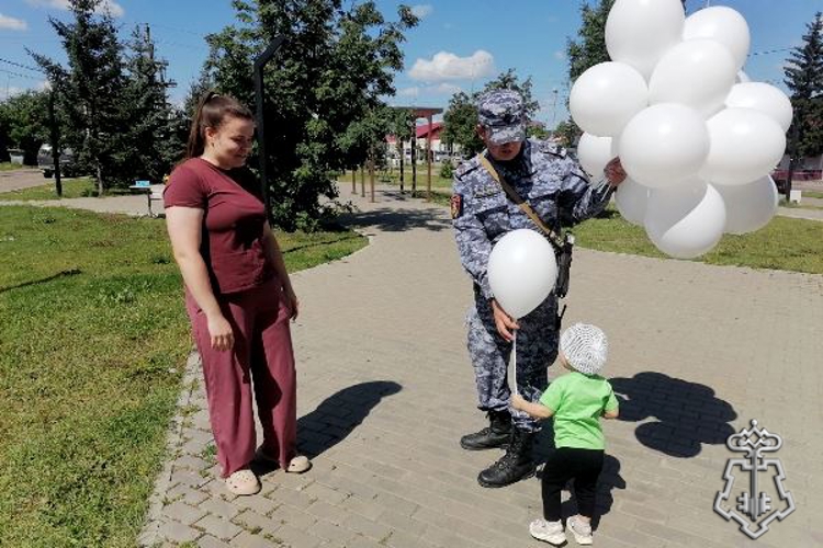 В Краноярском крае сотрудники Росгвардии почтили память детей, ставших жертвами войны в Донбассе