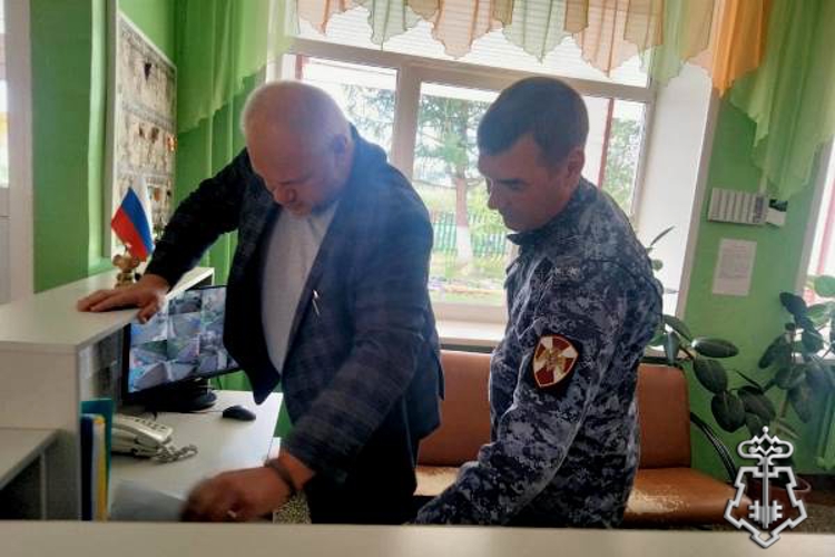 Сотрудники вневедомственной охраны Росгвардии проверяют готовность образовательных учреждений Назарово к новому учебному году  