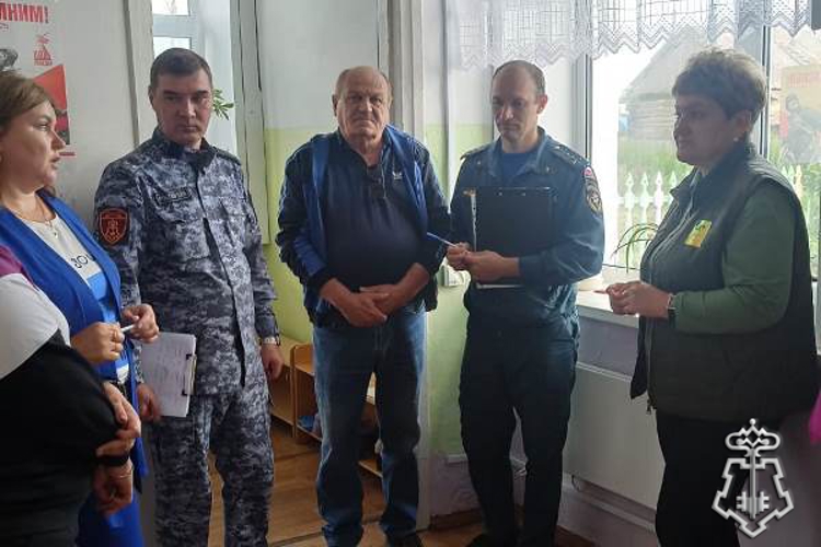 Сотрудники вневедомственной охраны Росгвардии проверяют готовность образовательных учреждений Назарово к новому учебному году