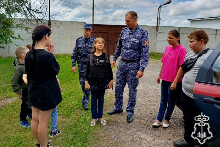 Каникулы с Росгвардией: Ужурские росгвардейцы провели день открытых дверей 