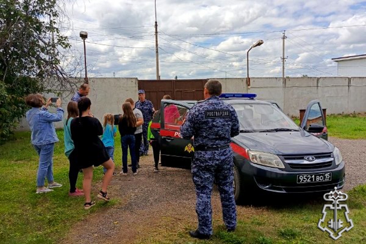 Каникулы с Росгвардией: Ужурские росгвардейцы провели день открытых дверей