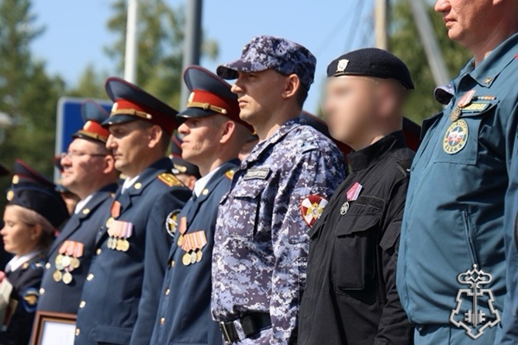 Сотрудники Росгвардии Красноярска приняли участие в мероприятиях ко Дню государственного флага России