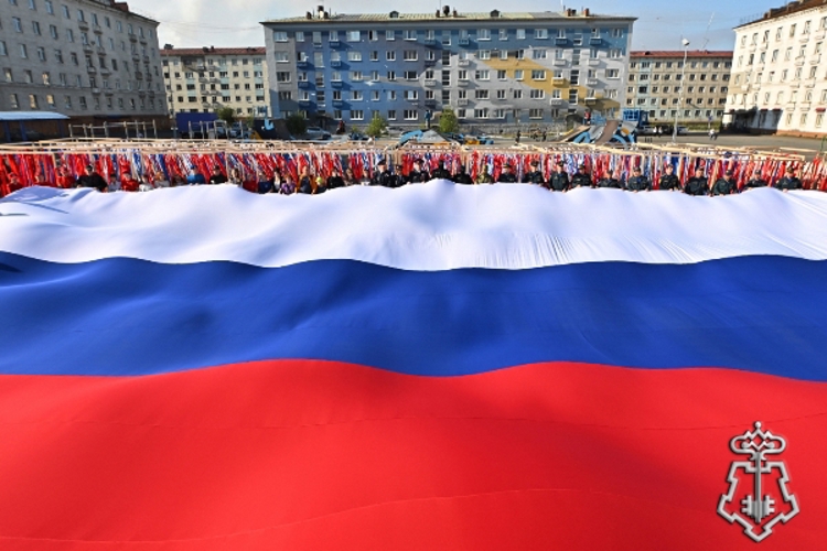 Сотрудники и военнослужащие Росгвардии приняли участие в праздничных мероприятиях ко Дню государственного флага России в Норильске