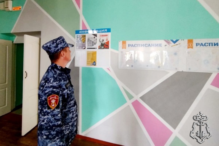Ужурские сотрудники Росгвардии проверяют образовательные учреждения перед началом нового учебного года