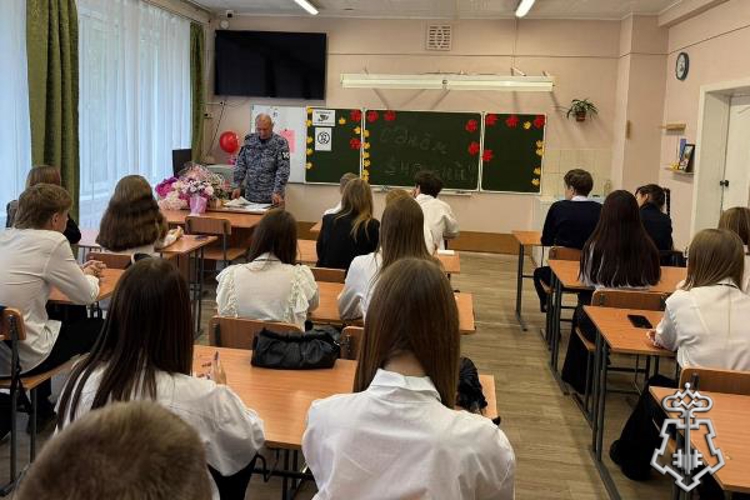 В Минусинском районе офицер Росгвардии провел занятие со старшеклассниками по противодействию терроризму и экстремизму