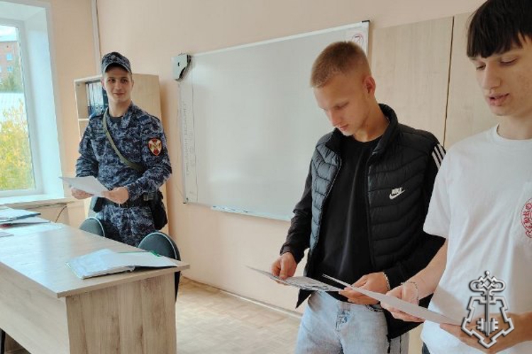 Сотрудник Росгвардии призвал дивногорских студентов сделать правильный выбор профессии 