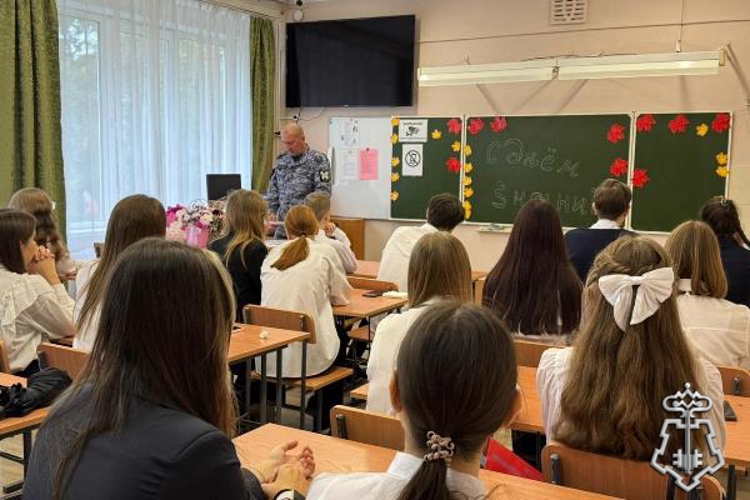 В Минусинском районе офицер Росгвардии провел занятие со старшеклассниками по противодействию терроризму и экстремизму