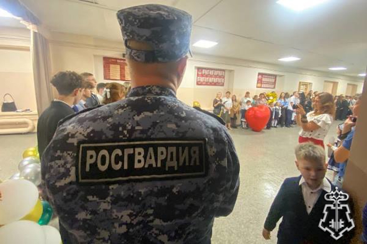 В Красноярске в День знаний сотрудники Росгвардии обеспечили охрану правопорядка торжественных мероприятий