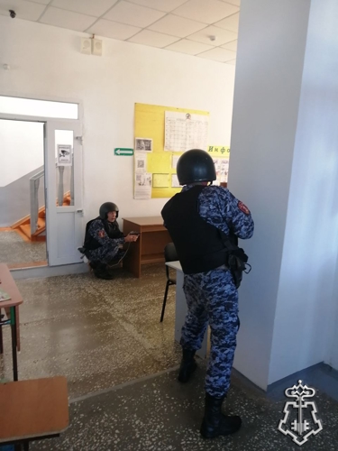 Сотрудники Росгвардии приняли участие во Всероссийских учениях по обеспечению безопасности в образовательных учреждениях города Ужура