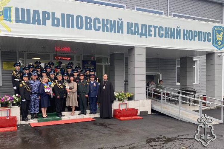 Сотрудники Росгвардии поздравили шарыповских кадетов с Днём знаний