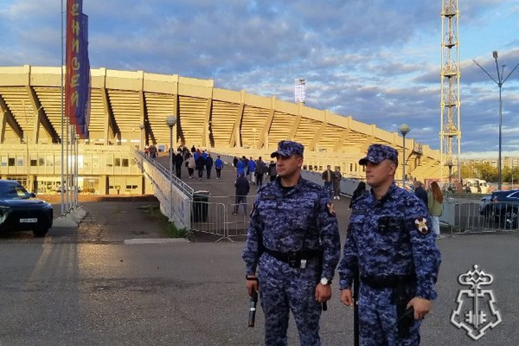 Росгвардейцы обеспечили правопорядок на футбольном матче в Красноярске