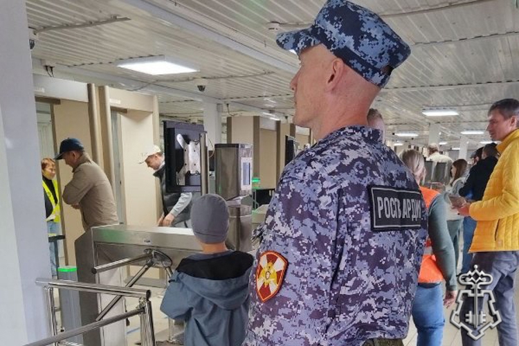 Росгвардейцы обеспечили правопорядок на футбольном матче в Красноярске