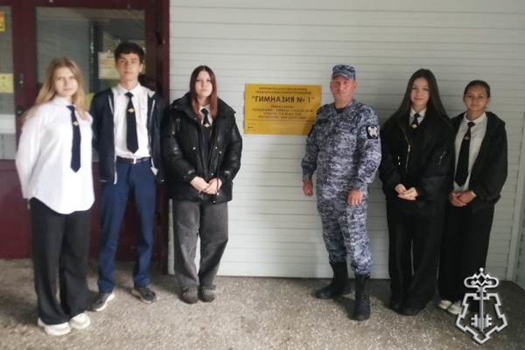 В Минусинском районе офицер Росгвардии провел занятие со старшеклассниками по противодействию терроризму и экстремизму