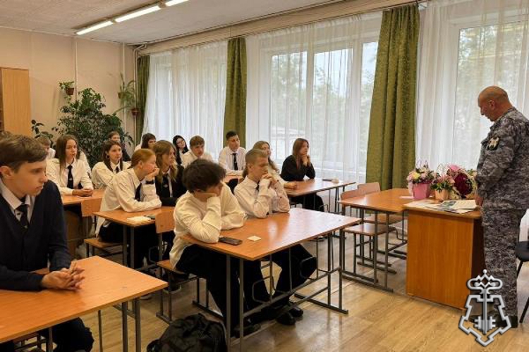 В Минусинском районе офицер Росгвардии провел занятие со старшеклассниками по противодействию терроризму и экстремизму