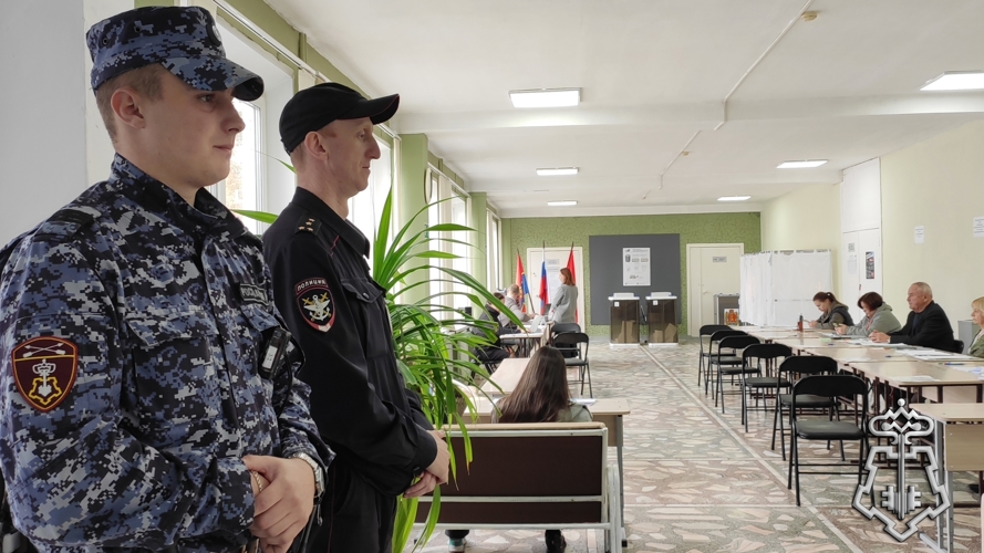  Сотрудники Росгвардии выполнили задачу по охране правопорядка на избирательных участках