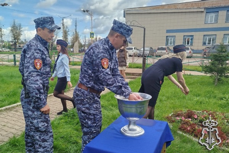 В Ужуре Росгвардейцы почтили память жертв терроризма в День солидарности борьбы с терроризмом
