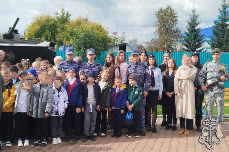 В Ужуре Росгвардейцы почтили память жертв терроризма в День солидарности борьбы с терроризмом