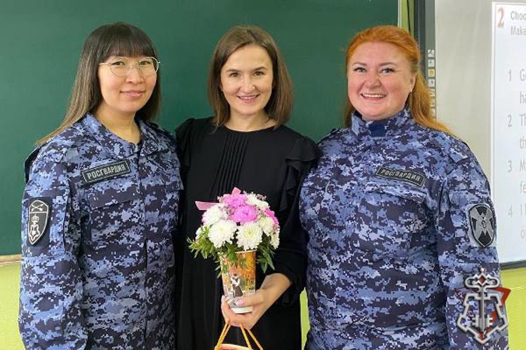 Cотрудники Росгвардии поздравили преподавателей с профессиональным праздником