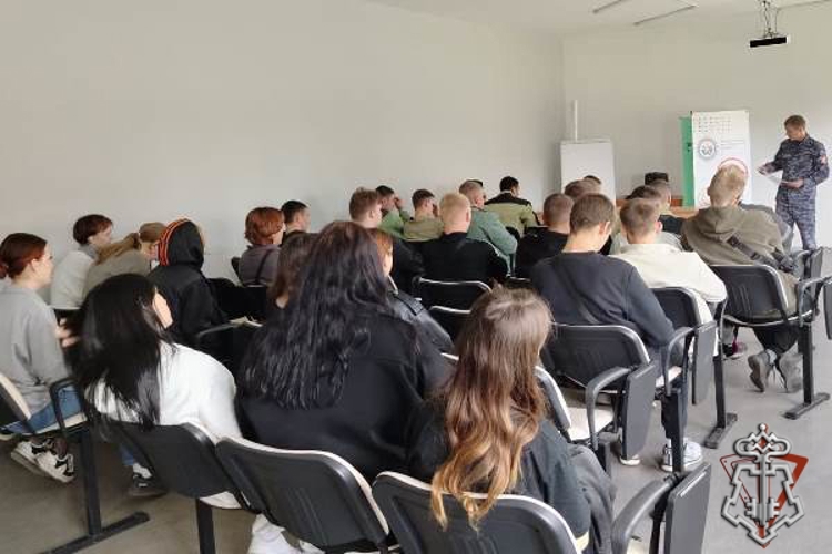 Ужурский сотрудник Росгвардии рассказал студентам о перспективах службы и обучения в ведомственных вузах 