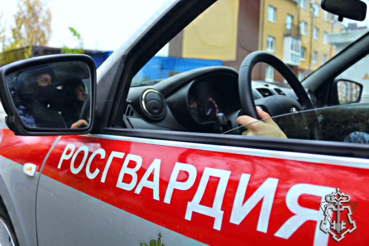 В Красноярске сотрудники Росгвардии задержали мужчину, устроившего дебош в подъезде