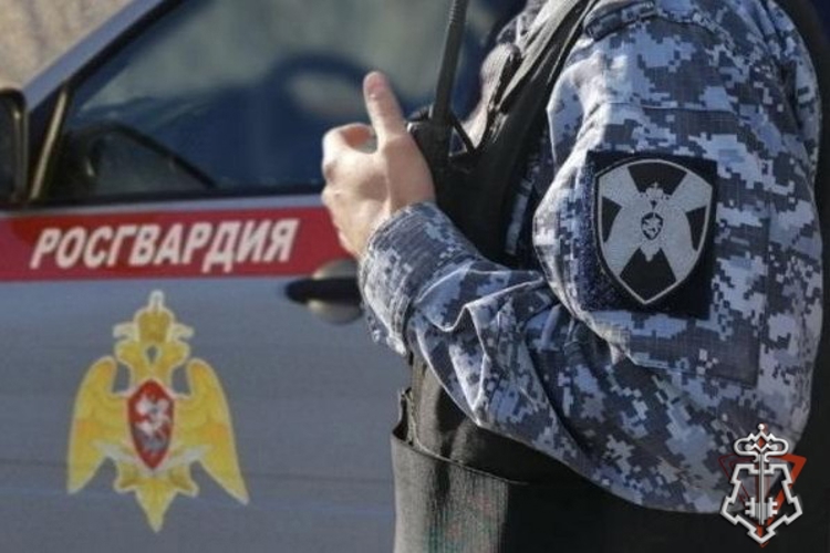 В Минусинске росгвардейцы задержали курьера мошенницу
