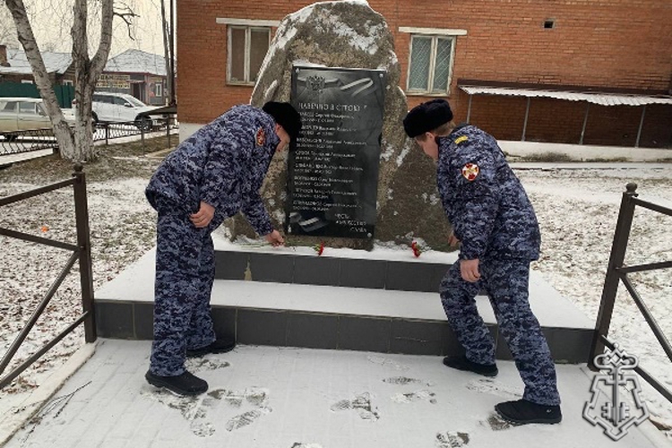 Сотрудники Росгвардии почтили память погибших сотрудников органов внутренних дел в Красноярском крае