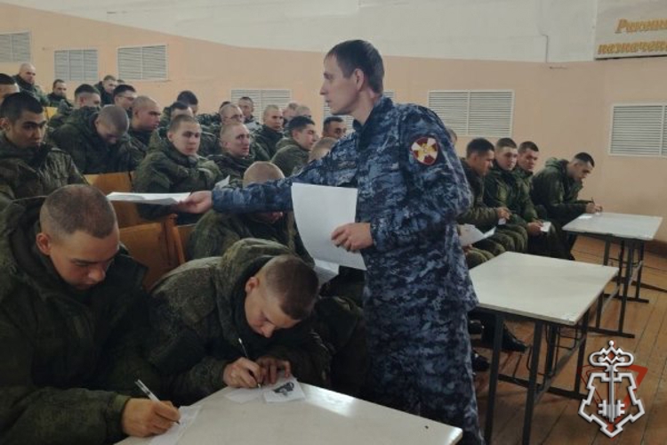 Представители ужурской Росгвардии провели агитацию среди военнослужащих срочной службы