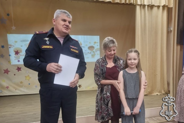 В Минусинске наставники росгвардейцы поздравили участников конкурса рисунков