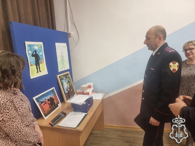 В Минусинске наставники росгвардейцы поздравили участников конкурса рисунков
