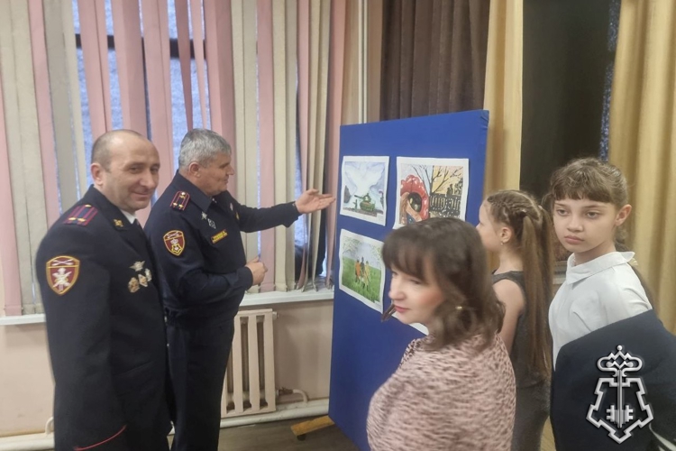В Минусинске наставники росгвардейцы поздравили участников конкурса рисунков
