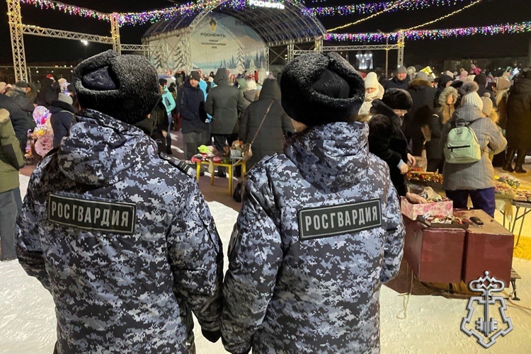 Ачинские сотрудники Росгвардии совместно с полицейскими обеспечили правопорядок открытия городской ёлки