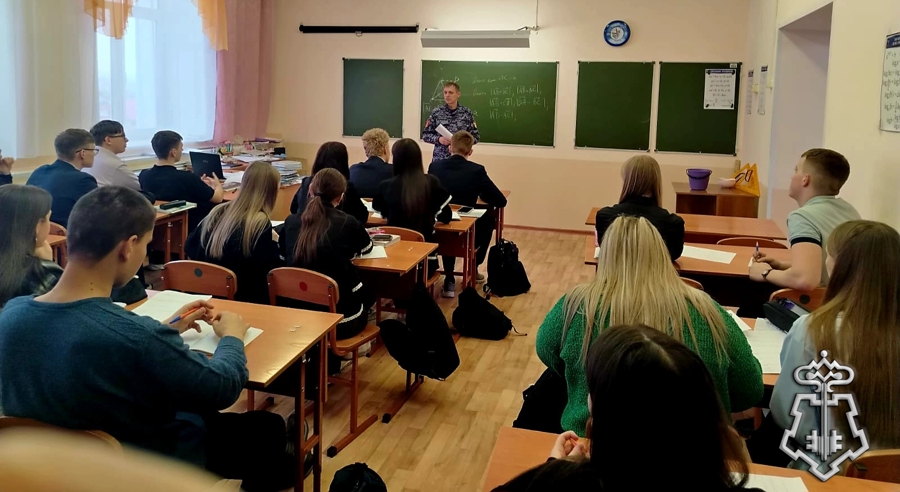 Ужурский росгвардеец провел урок мужества для школьников
