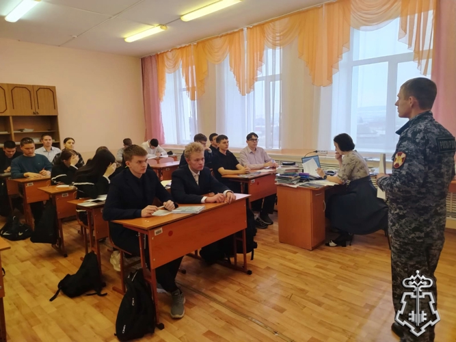 Ужурский росгвардеец провел урок мужества для школьников   