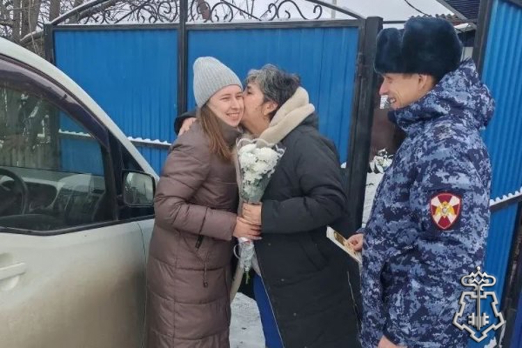 Ужурские росгвардейцы поздравили матерей погибших при исполнении служебных обязанностей