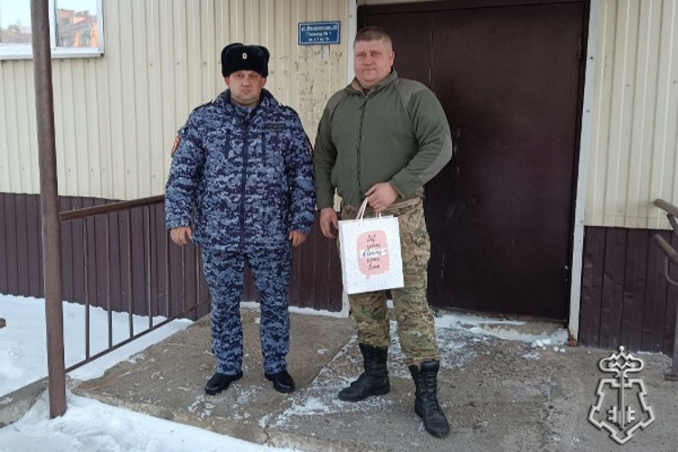  Ужурские росгвардейцы поздравили участника СВО с Днем Героев Отечества