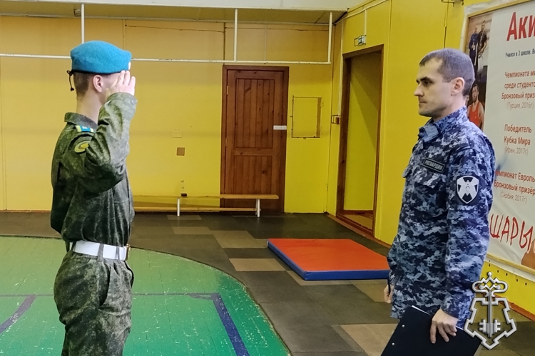В Шарыпово росгвардейцы стали судьями в муниципальном конкурсе «Лучший юнармеец города»