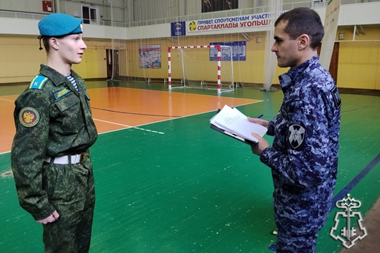 В Шарыпово росгвардейцы стали судьями в муниципальном конкурсе «Лучший юнармеец города»