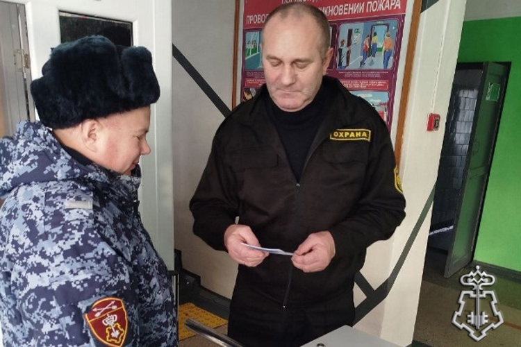 Росгвардейцы в Ужуре провели акцию «Безопасный Новый год»