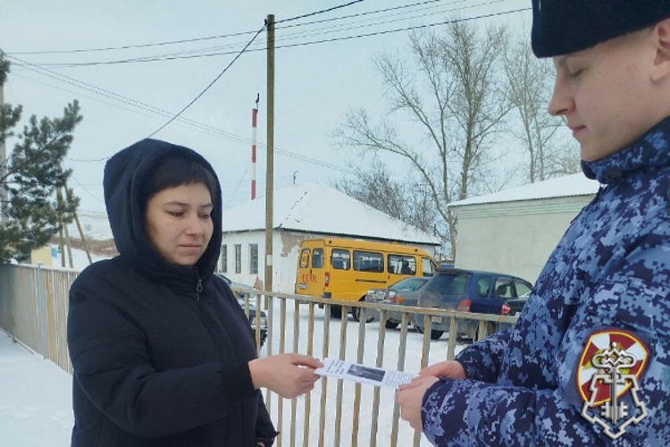 Росгвардейцы в Ужуре провели акцию «Безопасный Новый год»