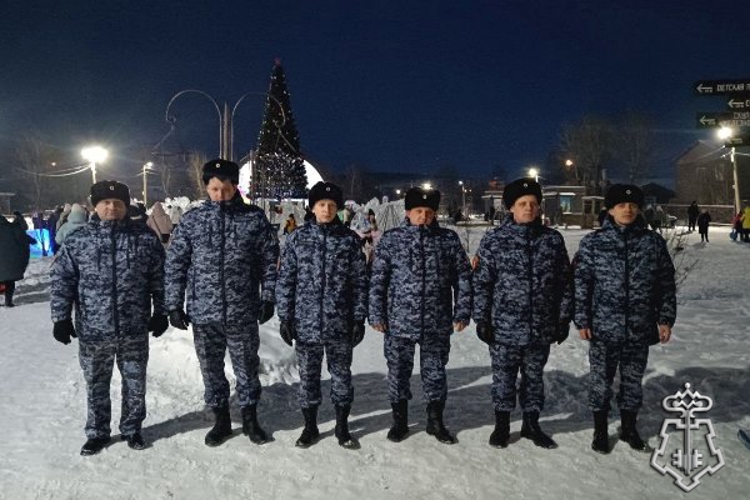 Росгвардейцы обеспечили безопасность граждан при открытии ёлочного комплекса в Ужуре   