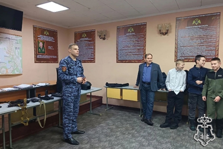 Железногорские росгвардейцы провели День открытых дверей для школьников