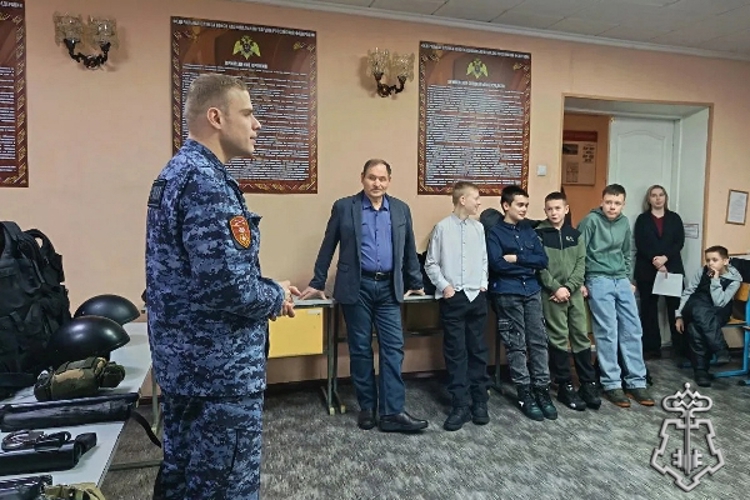 Железногорские росгвардейцы провели День открытых дверей для школьников